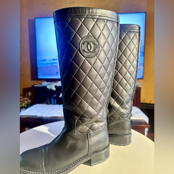 CHANEL INTERLOCKING CC LOGO LEATHER BOOTS - Picture 3 of 6
